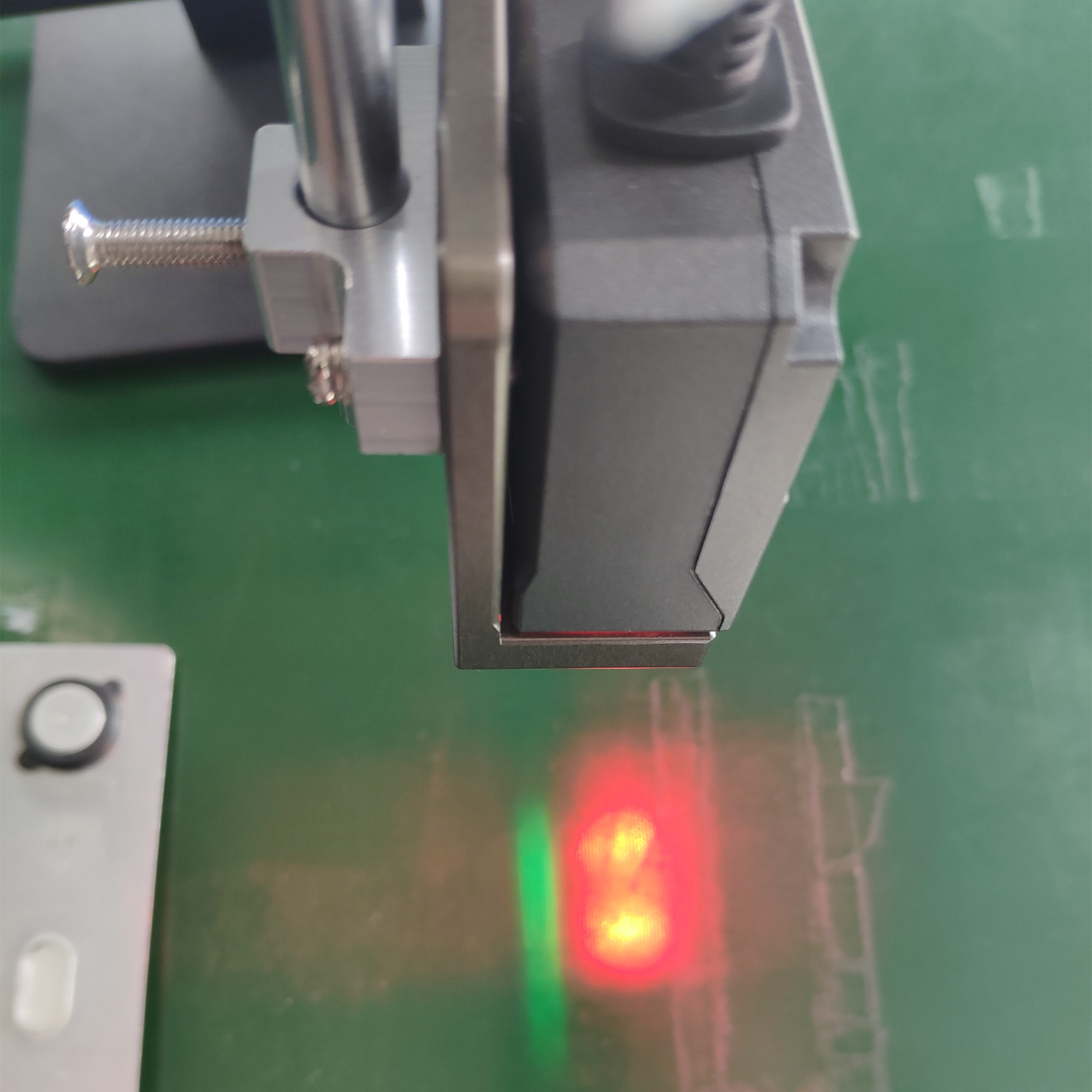 新大陸NLS-NVF200固定式條碼掃描器具有紅光、綠光對焦功能 新大陸NLS-NVF200固定式條碼掃描器具有紅光、綠光對焦功能